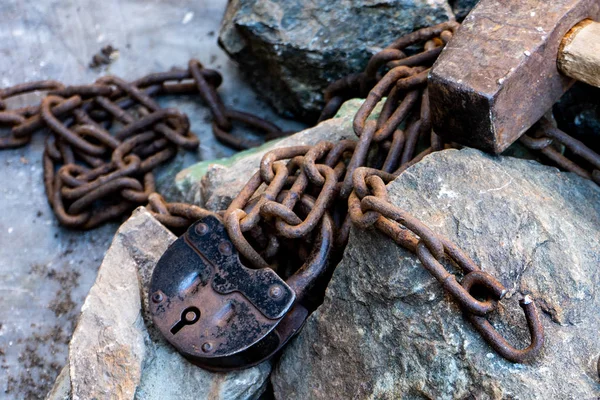 Rusty łańcuch na murze. Symbol pracy niewolniczej — Zdjęcie stockowe