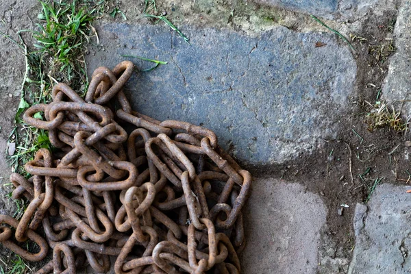 Rusty łańcuch na murze. Symbol pracy niewolniczej — Zdjęcie stockowe