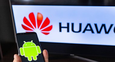 Magdeburg Almanya-Haziran 2019: bir adam tutan Smartphone onur. Ekranda, Huawei logosu önünde Android logosu. Google, Huawei 'nin Android sistemine erişimini kısıtlar.