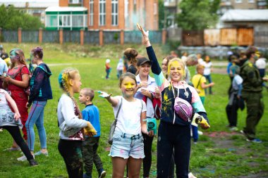 Chelyabinsk Region, Rusya - Temmuz 2019. Farklı milletlerden çocuklar renk festivalinde arkadaştır. Birçok ulusun katılımıyla ilde tatil, müzik, dans, enterta