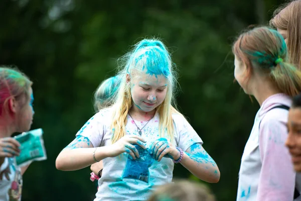 Chelyabinsk region, Ryssland-juli 2019. Barn av olika nationaliteter är vänner på festivalen av färger. Semester i provinsen med deltagande av många nationer, musik, Dans, kväll — Stockfoto