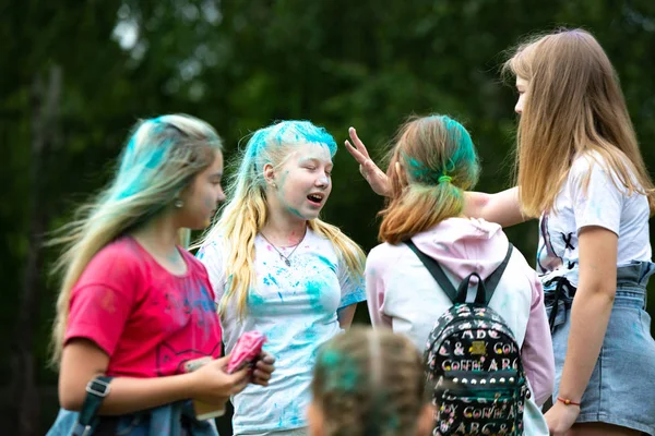 Chelyabinsk region, Ryssland-juli 2019. Barn av olika nationaliteter är vänner på festivalen av färger. Semester i provinsen med deltagande av många nationer, musik, Dans, kväll — Stockfoto