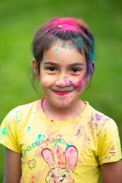 Chelyabinsk region, Ryssland-juli 2019. Barn av olika nationaliteter är vänner på festivalen av färger. Semester i provinsen med deltagande av många nationer, musik, Dans, kväll — Stockfoto