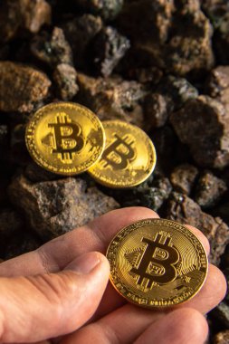 Taş bir arka plan karşı altın sikke bir Bitcoin yığını yakın çekim dikey üst görünümü. Arka plan dokusu kavramı