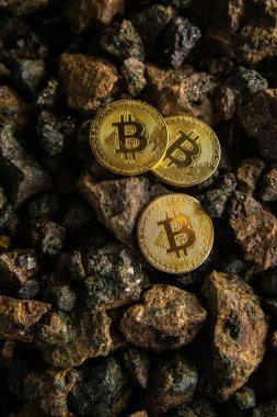 Taş bir arka plan karşı altın sikke bir Bitcoin yığını yakın çekim dikey üst görünümü. Arka plan dokusu kavramı