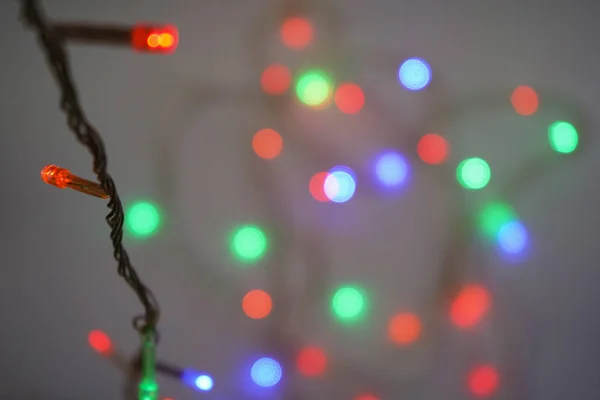 Lumières multicolores de Noël. Des lumières électriques. Guirlande décorative — Photo