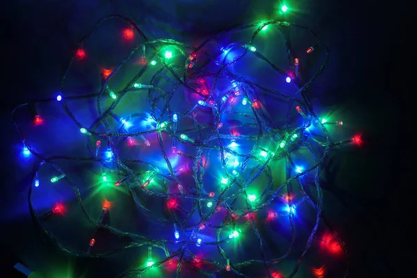 Lumières multicolores de Noël. Des lumières électriques. Guirlande décorative — Photo