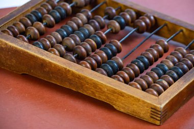 Eski ahşap abaküs yakın. Eski abaküs parçası yakın