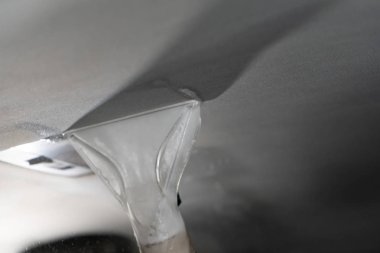 Kuru Temizleme salonu araçları. İşçi arabada yıkama Vakum kullanır.