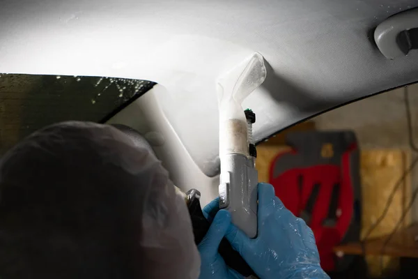 Droge schoonmaak salon auto's. Werknemer gebruikt wasvacuüm in de auto. — Stockfoto