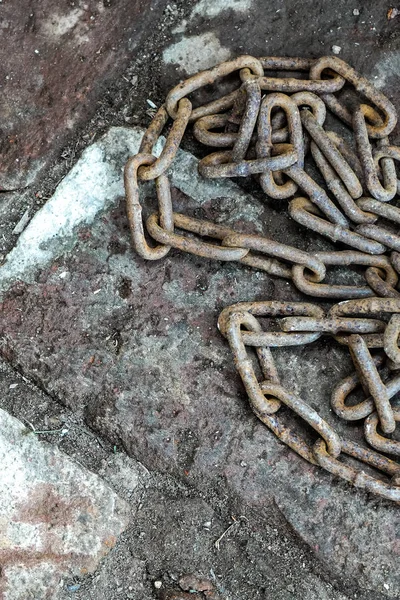 Tuğla üzerinde paslı zincir. Köle işgücü sembolü — Stok fotoğraf