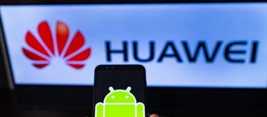 Magdeburg Almanya-Haziran 2019: bir adam tutan Smartphone onur. Ekranda, Huawei logosu önünde Android logosu. Google, Huawei 'nin Android sistemine erişimini kısıtlar.