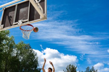 Chelyabinsk Region, Rusya-Haziran 2019. Mahkeme üzerinde eylem basketbol oyuncuları