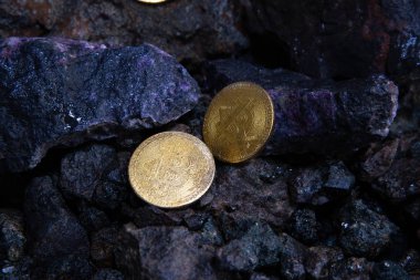 Taş bir arka plan karşı altın sikke bir Bitcoin yığını yakın çekim dikey üst görünümü. Arka plan dokusu kavramı