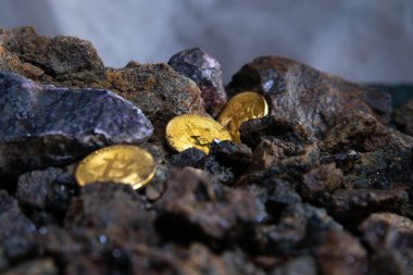 Taş bir arka plan karşı altın sikke bir Bitcoin yığını yakın çekim dikey üst görünümü. Arka plan dokusu kavramı