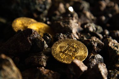Taş bir arka plan karşı altın sikke bir Bitcoin yığını yakın çekim dikey üst görünümü. Arka plan dokusu kavramı
