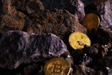 Taş bir arka plan karşı altın sikke bir Bitcoin yığını yakın çekim dikey üst görünümü. Arka plan dokusu kavramı