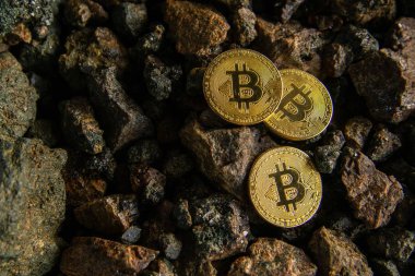 Taş bir arka plan karşı altın sikke bir Bitcoin yığını yakın çekim dikey üst görünümü. Arka plan dokusu kavramı