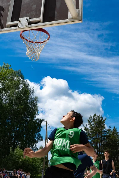 Région de Tcheliabinsk, Russie - juin 2019. Basketball joueurs en action sur le terrain — Photo