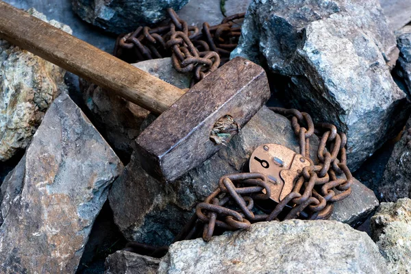 Rusty łańcuch na murze. Symbol pracy niewolniczej — Zdjęcie stockowe