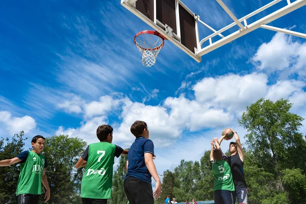 Regione di Chelyabinsk, Russia - giugno 2019. Giocatori di basket in azione sul campo — Foto Stock