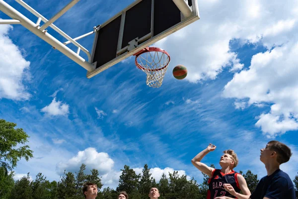 Région de Tcheliabinsk, Russie - juin 2019. Basketball joueurs en action sur le terrain — Photo