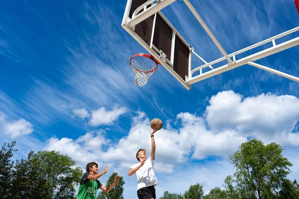 Région de Tcheliabinsk, Russie - juin 2019. Basketball joueurs en action sur le terrain — Photo