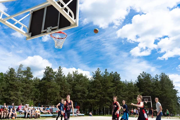 Région de Tcheliabinsk, Russie - juin 2019. Basketball joueurs en action sur le terrain — Photo