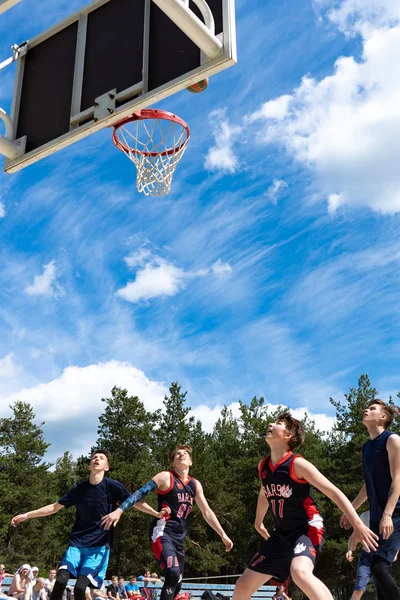Челябінська область, Росія – 2019 червня. Баскетболісти в дії на суді — стокове фото
