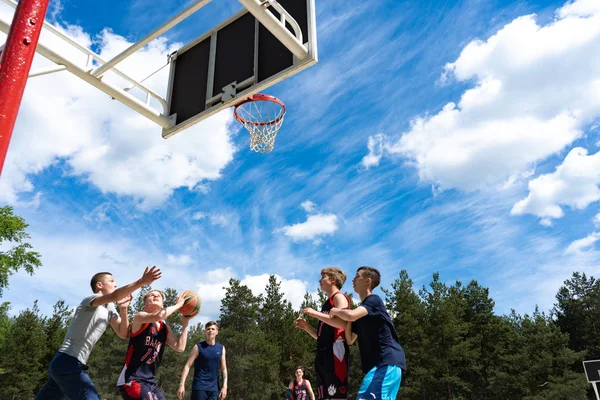 Région de Tcheliabinsk, Russie - juin 2019. Basketball joueurs en action sur le terrain — Photo