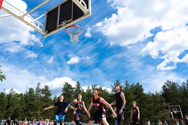 Région de Tcheliabinsk, Russie - juin 2019. Basketball joueurs en action sur le terrain — Photo