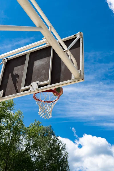 Tavola da basket con anello sulla strada e cielo blu — Foto Stock