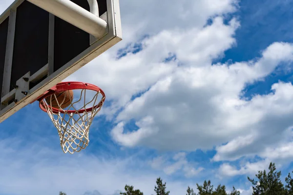 Tavola da basket con anello sulla strada e cielo blu — Foto Stock