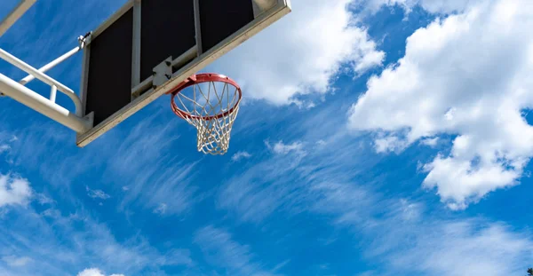 Koszykówka tablica z pierścieniem na ulicy i błękitne niebo — Zdjęcie stockowe