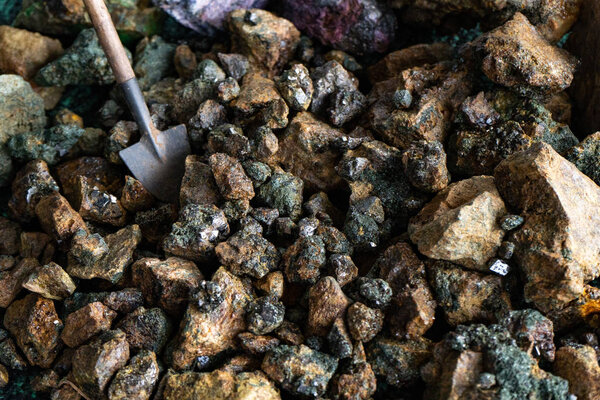 Горное дело. Миниатюрная лопата и кусочки минералов с кристаллами
.