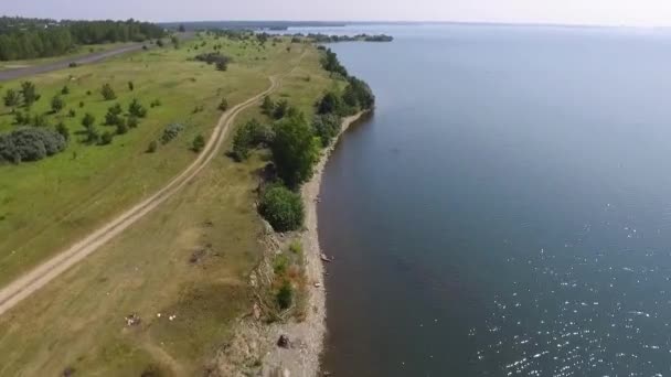 Letní Břeh Jezera Vzdušné Záběry Zeleného Pobřeží Modrého Jezera Slunečného — Stock video