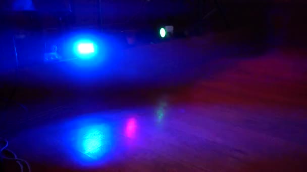 迪斯科雾一束舞台烟雾在五颜六色的Led灯光的光束中 地面雾或烟雾机效果在迪斯科俱乐部与照明效果 — 图库视频影像