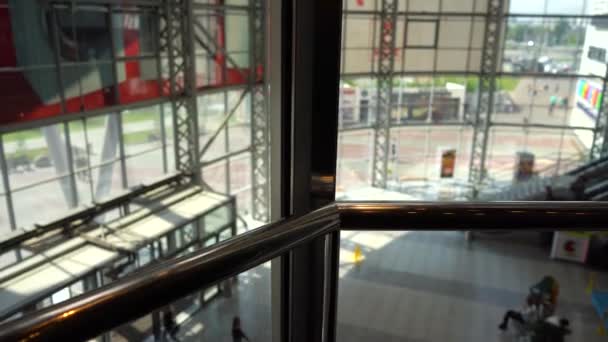 移動中のエレベーターのタクシーからの眺め エレベーター窓からモールの正面玄関の眺め — ストック動画