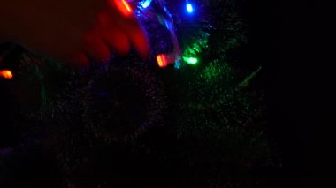 Noel ağacında çok renkli ışıklar. Soyut bir Noel tatili arka plan olarak ideal.