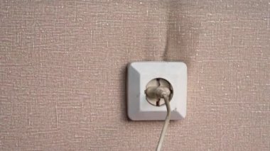 Elektrik prizinde yangın var. Eski hatalı kablolama. Dairede yangın çıkması. Eski hatalı kablolar prizdeki kısa devreden alev aldı. bölüm 1