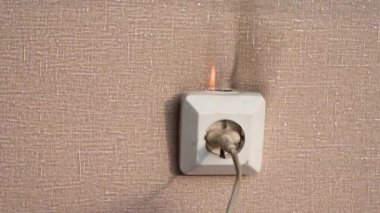 Elektrik prizinde yangın var. Eski hatalı kablolama. Dairede yangın çıkması. Eski hatalı kablolar prizdeki kısa devreden alev aldı. bölüm 2