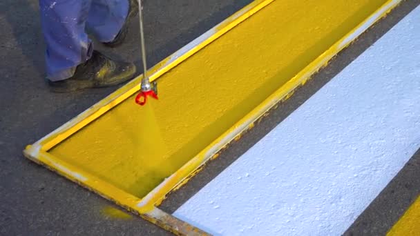 Marcação Pintar Linhas Estrada Trabalhadores Traçam Linhas Pedestres Brancas Amarelas — Vídeo de Stock