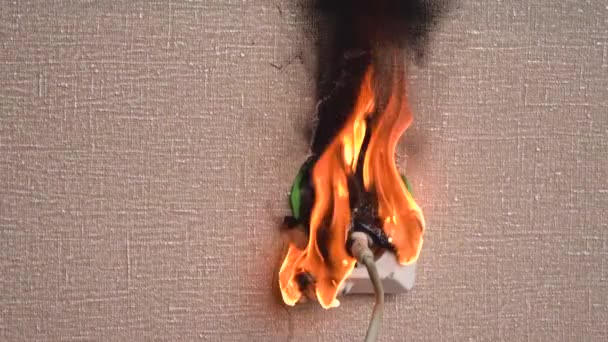 Fuego Toma Corriente Viejo Cableado Defectuoso Ocurrencia Incendio Apartamento Viejo — Vídeo de stock