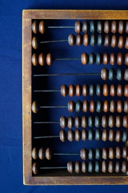 Vintage ahşap abaküs yakın. Tahta eklemleri sayıyorum. Koyu mavi arka plan üzerinde abaküs eski ucunun bir parçası.