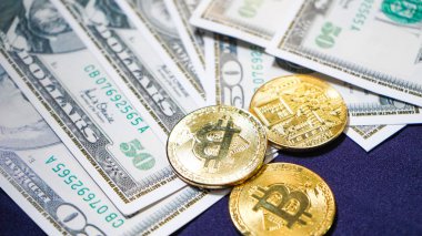 Bitcoins dolar arka planda. olden Bitcoins. Yeni sanal para. yüz dolarlık banknotlar üzerinde bitcoin sembolik sikkeler. Bir dolar için döviz bitcoin nakit.