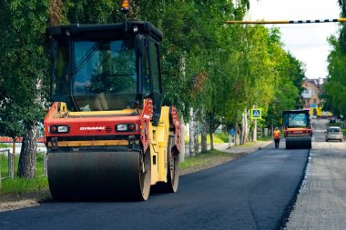 Chelyabinsk Bölgesi, Rusya - Ağustos 2019. Asfalt Tekerlek Operasyonu. Yol tamiri. Asfalt asfalt. Yeni bir asfalt tabakası seriyorum..