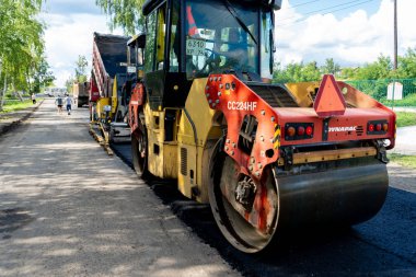 Chelyabinsk Bölgesi, Rusya - Ağustos 2019. Asfalt Tekerlek Operasyonu. Yol tamiri. Asfalt asfalt. Yeni bir asfalt tabakası seriyorum..
