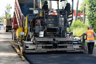 Chelyabinsk Region, Rusya - Ağustos 2019. Yeni paver iş başında. Yol tamiri. Asfalt döşeme. Yeni bir asfalt tabakası döşeme.