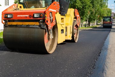 Chelyabinsk Bölgesi, Rusya - Ağustos 2019. Asfalt Tekerlek Operasyonu. Yol tamiri. Asfalt asfalt. Yeni bir asfalt tabakası seriyorum..