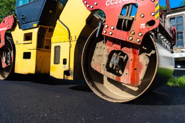 Asfalt Rulo İşlemi. Yol tamiri. Asfalt döşeme. Yeni bir asfalt tabakası döşeme.